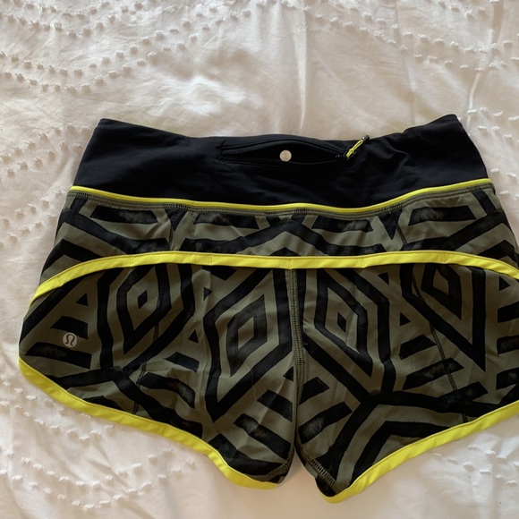 Worn 1x Adorable 🥰 Lululemon Speed shorts. Size 2. Super cute geometric pattern - Picture 4 of 5